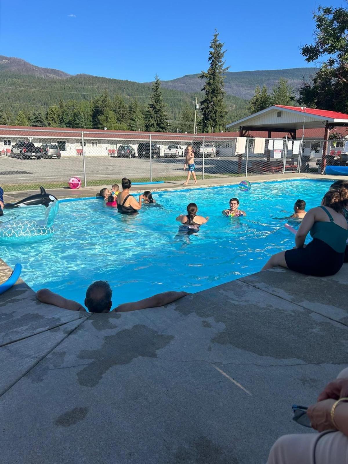 Paradise Motel Sicamous Bagian luar foto