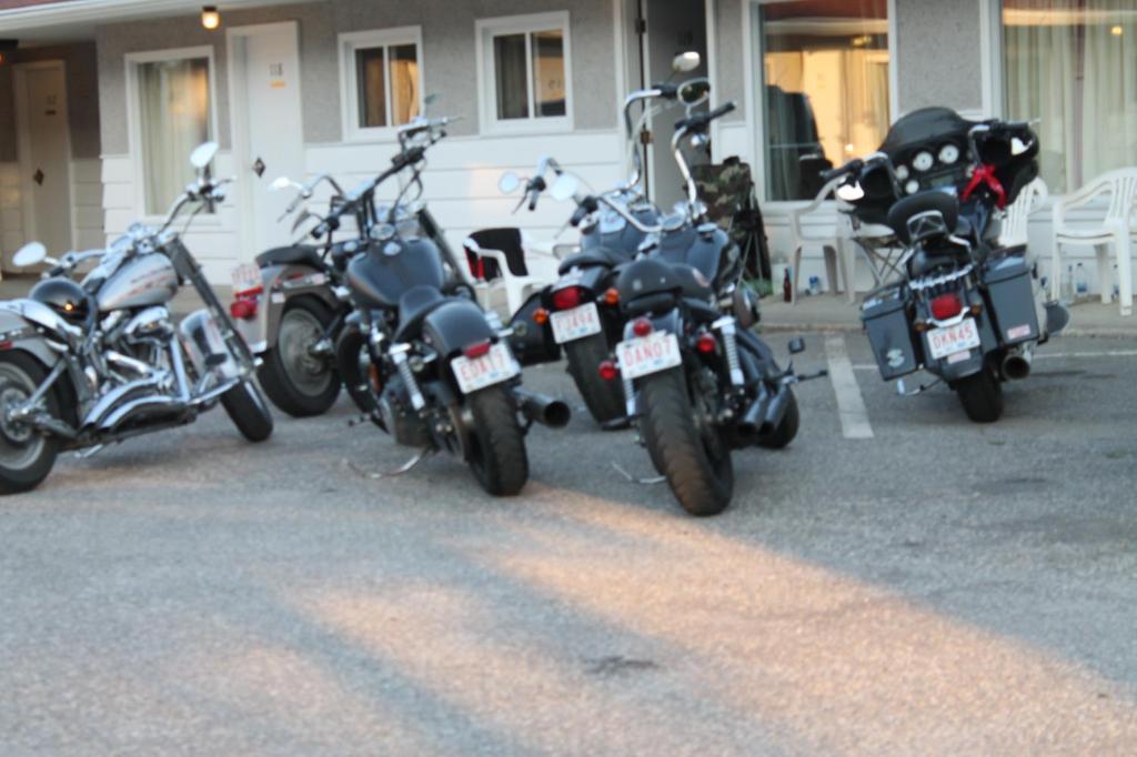 Paradise Motel Sicamous Bagian luar foto